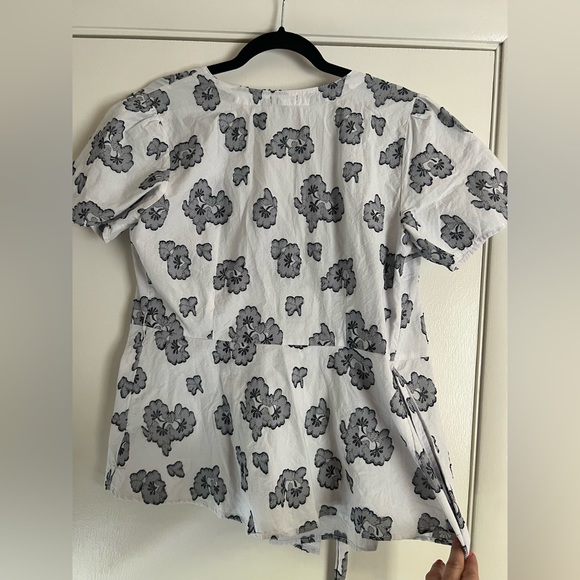 Ann Taylor Black White Floral Wrap Top Short Sleeve Size 10 - Picture 5 of 9